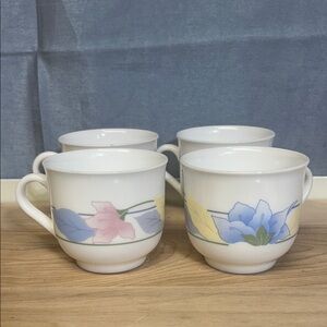 ARCOPAL France Floral Patterned milk glass  Mugs - Set of 4